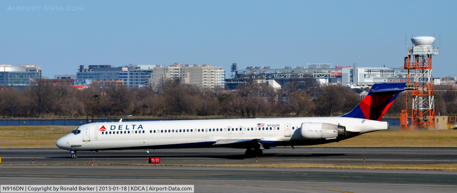N916DN, 1996 McDonnell Douglas MD-90-30 C/N 53396, Landing DCA