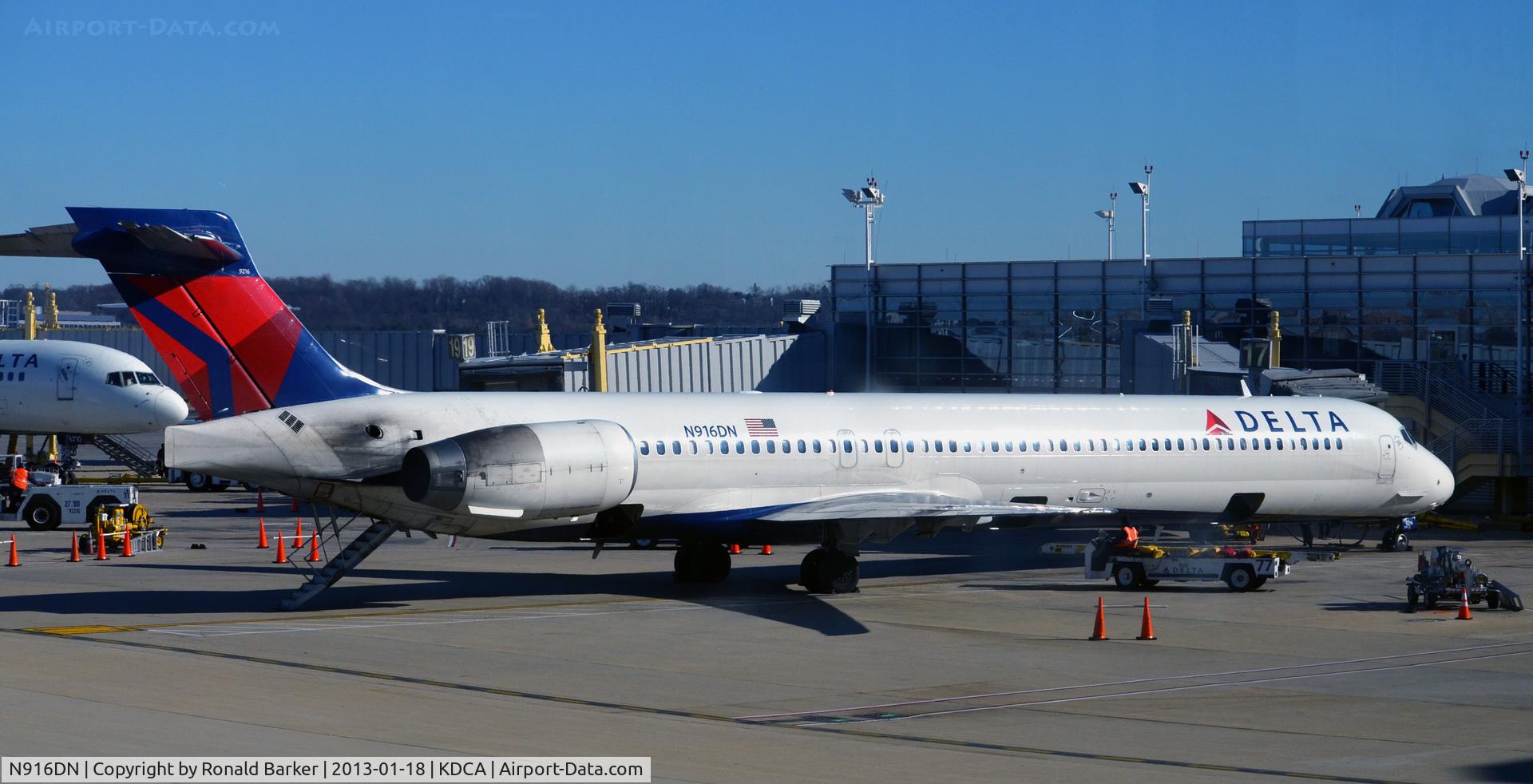 N916DN, 1996 McDonnell Douglas MD-90-30 C/N 53396, Parking DCA