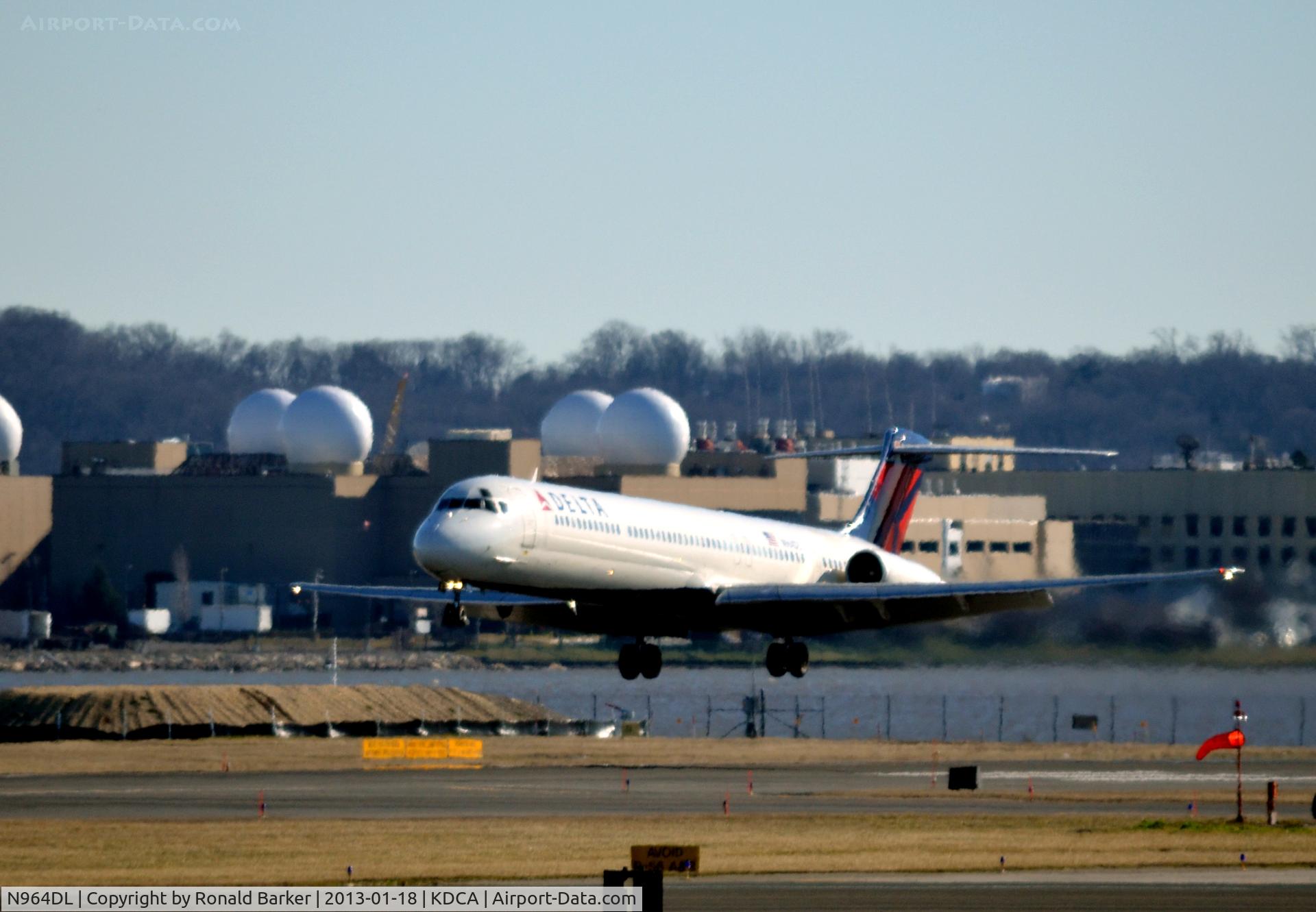 N964DL, 1990 McDonnell Douglas MD-88 C/N 49983, Landing DCA