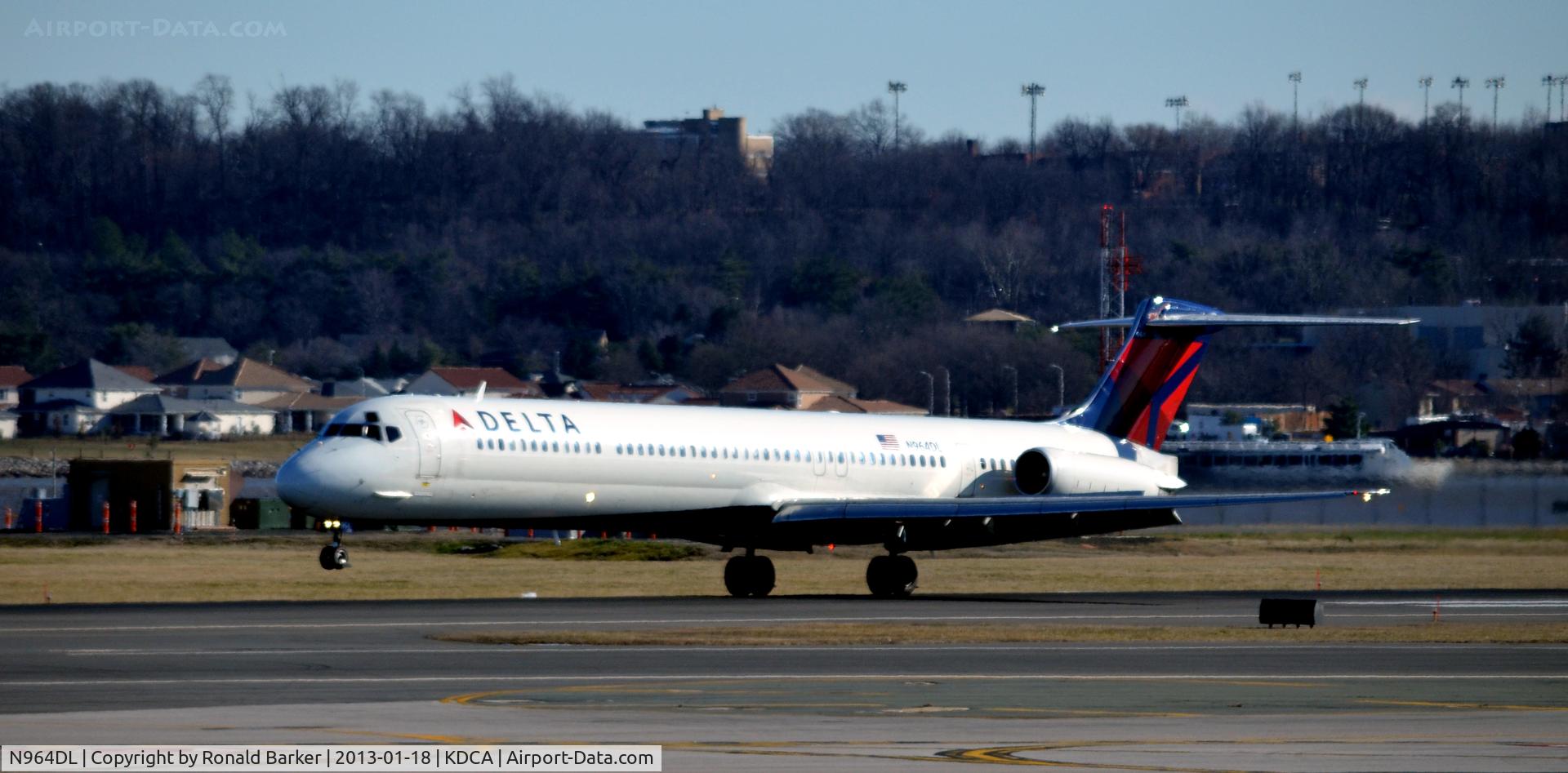 N964DL, 1990 McDonnell Douglas MD-88 C/N 49983, Landing DCA