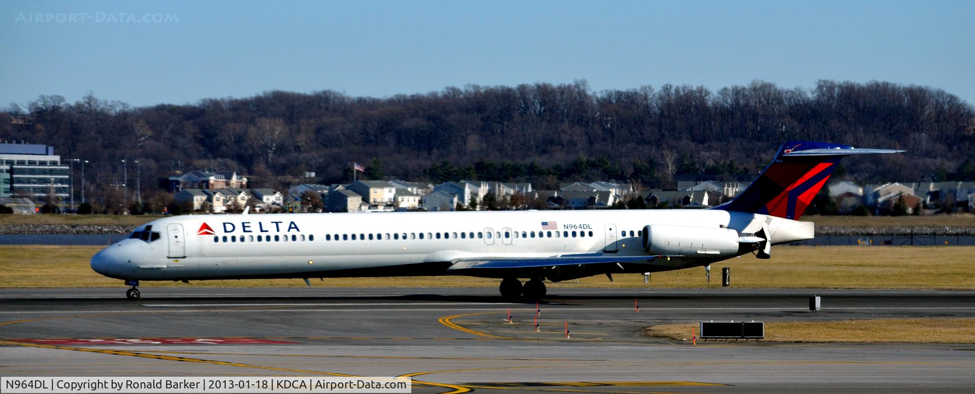 N964DL, 1990 McDonnell Douglas MD-88 C/N 49983, Landing roll DCA