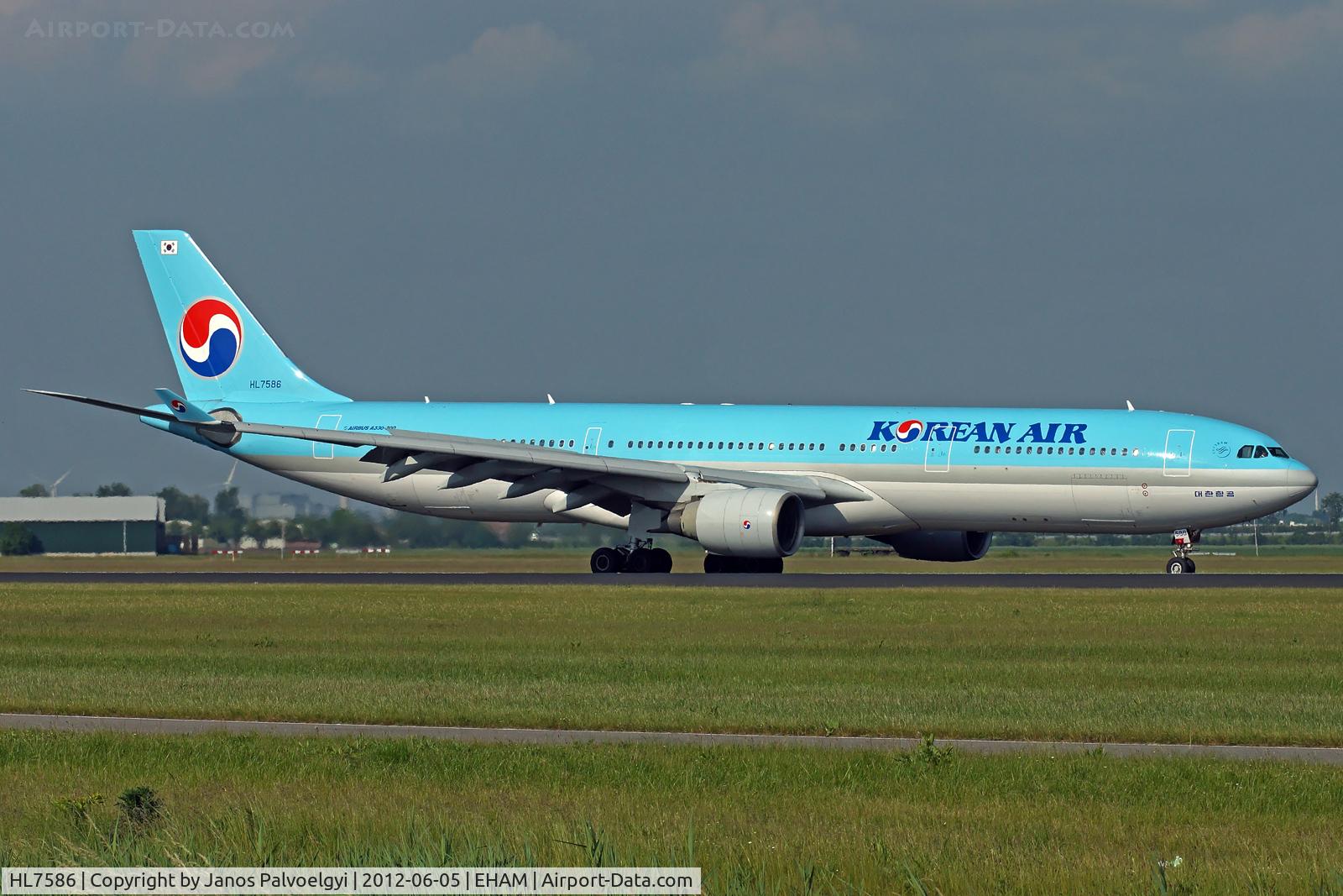 HL7586, 2000 Airbus A330-323 C/N 351, Korean Air Airbus A330-323X landing in EHAM/AMS