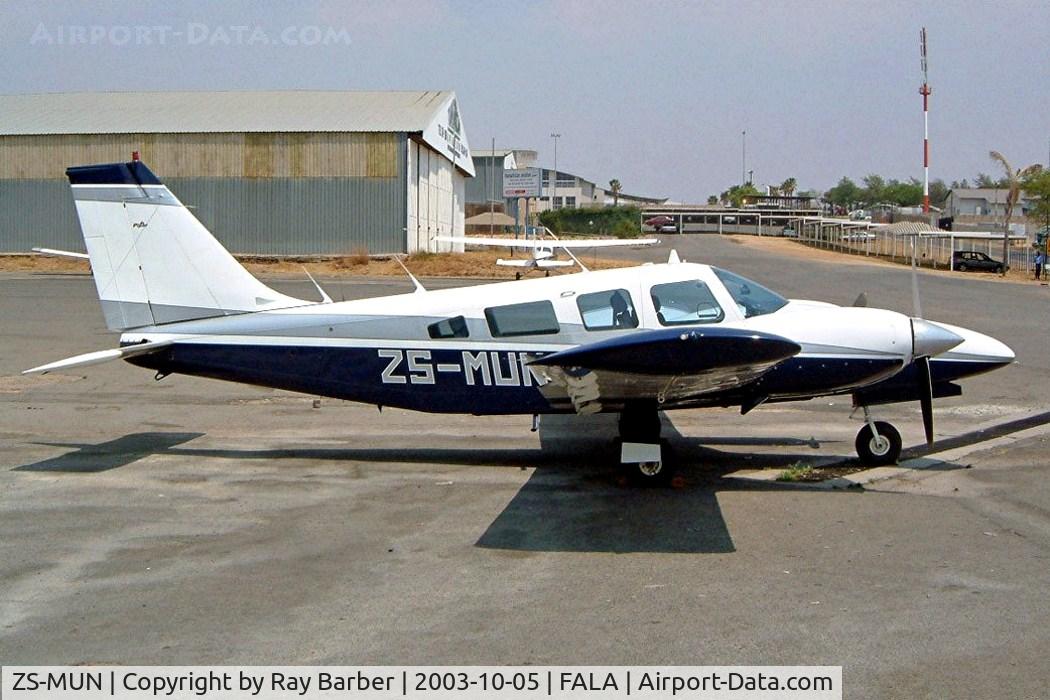 ZS-MUN, Piper PA-34-200T C/N 347970227, Piper PA-34-200T Seneca II [34-7970227] Lanseria~ZS 05/10/2003