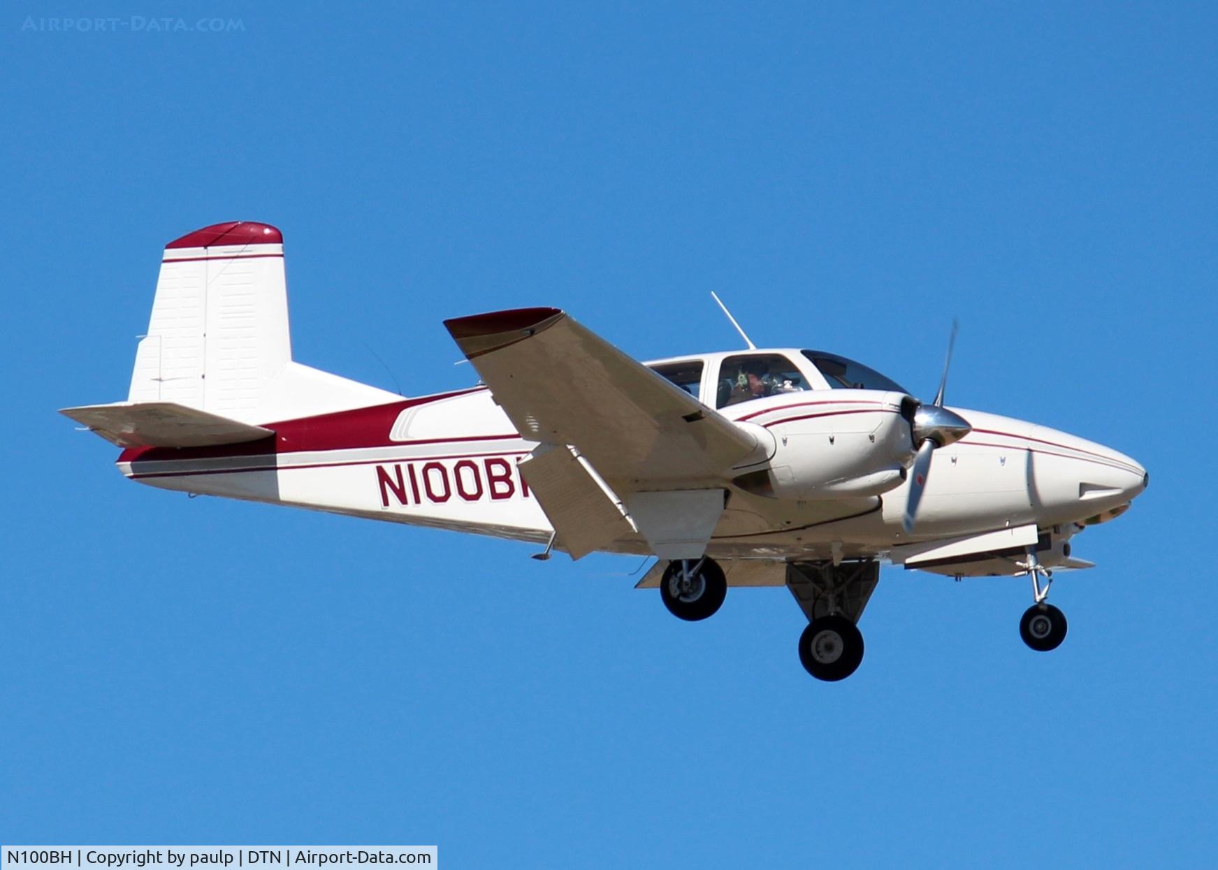 N100BH, 1958 Beech 95 Travel Air C/N TD-130, Landing at Downtown Shreveport.