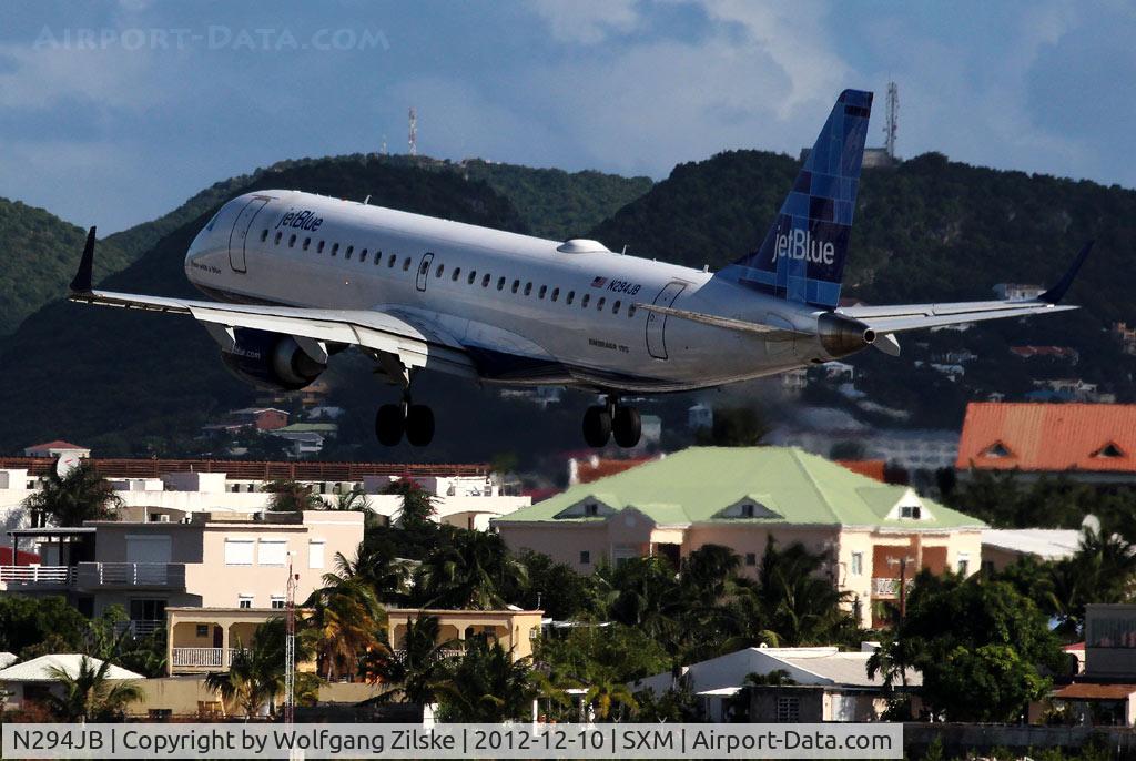 N294JB, 2008 Embraer ERJ-190-100 IGW 190AR C/N 19000185, From the Oceanview Pool of the Sonesta Hotel