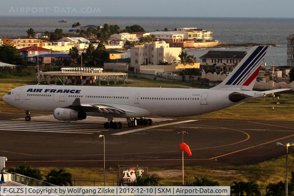 F-GLZS, 1999 Airbus A340-313X C/N 310, From the balcony of the Sonesta Hotel