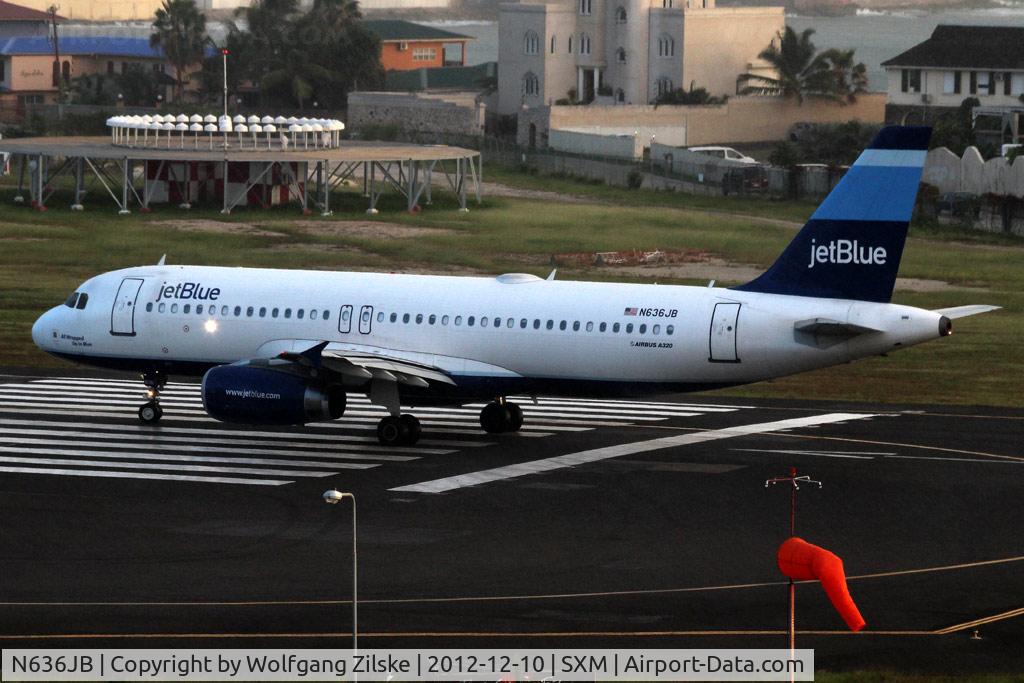N636JB, 2006 Airbus A320-232 C/N 2755, From the balcony of the Sonesta Hotel