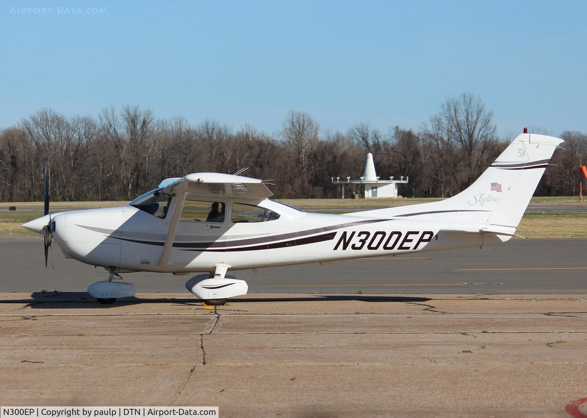 N300EP, 2000 Cessna 182S Skylane C/N 18280903, At Downtown Shreveport.