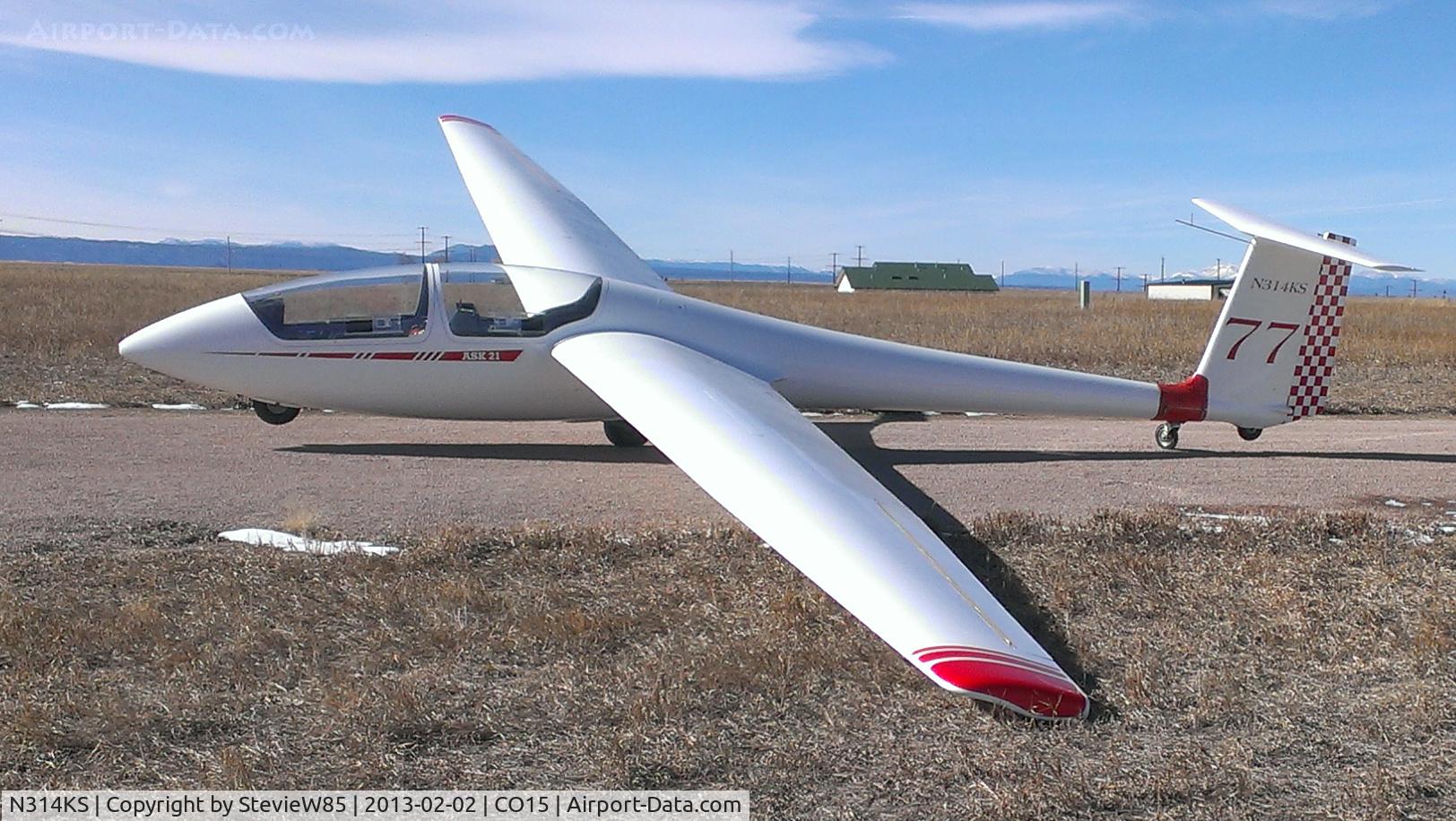 N314KS, Schleicher ASK-21 C/N 21279, Awaiting turn for tow.