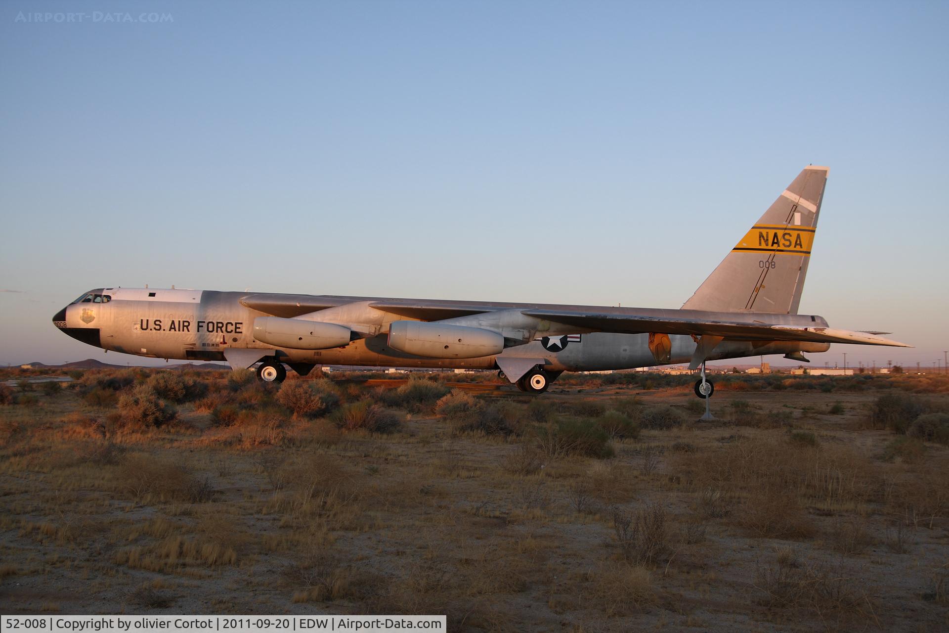 52-008, 1952 Boeing NB-52B-BO (RB-52B-10-BO) Stratofortress C/N 16498, Beautiful sight in the desert