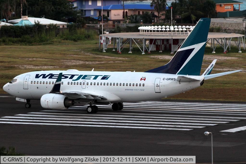 C-GRWS, 2002 Boeing 737-76N C/N 32881, From the balcony of the Sonesta Hotel