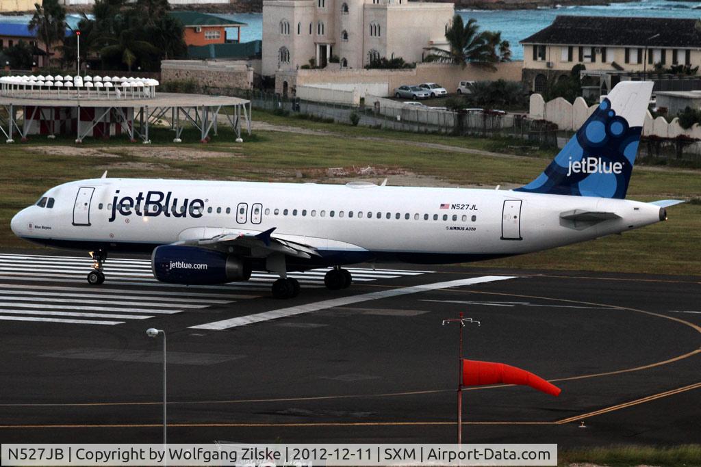 N527JB, 2001 Airbus A320-232 C/N 1557, From the balcony of the Sonesta Hotel