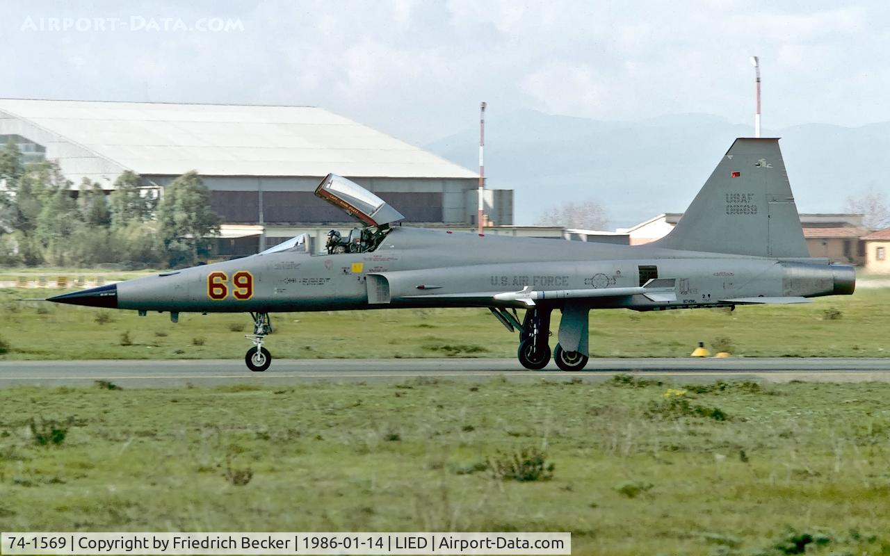 74-1569, 1974 Northrop F-5E Tiger II C/N R.1262, taxying to the flightline