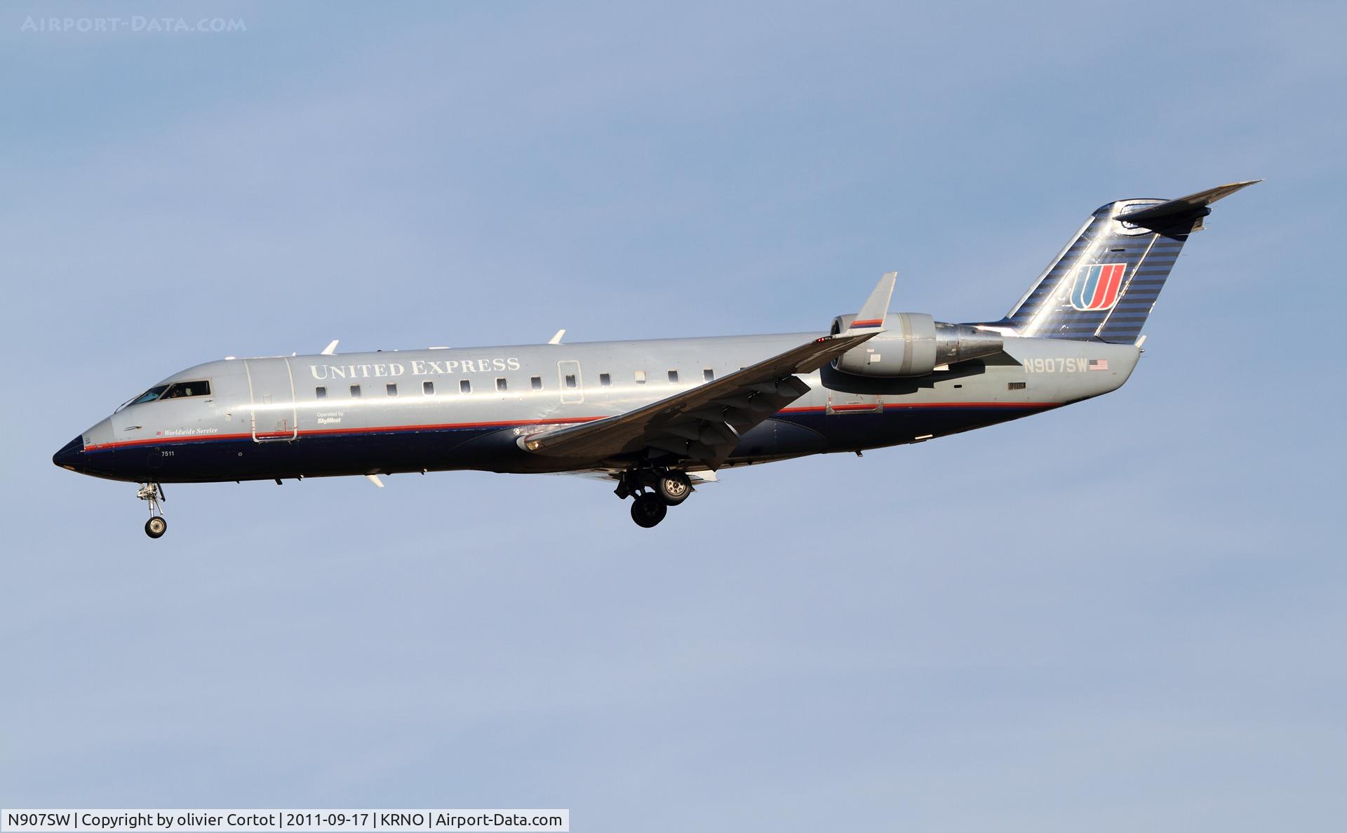 N907SW, 2001 Bombardier CRJ-200LR (CL-600-2B19) C/N 7511, landing at Reno airport