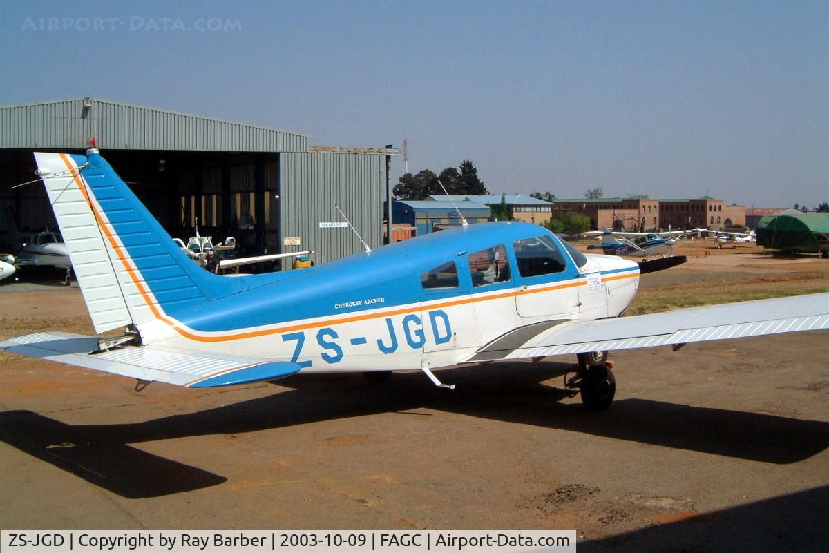 ZS-JGD, Piper PA-28-180 Cherokee Archer C/N 28-7405169, Piper PA-28-180 Cherokee Archer [28-7405169] Grand Central~ZS 09/10/2003