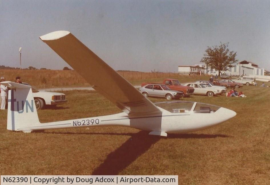 N62390, 1974 Molino Oy PIK-20 C/N 20011, Photo taken at Chilhowee Gliderport, Benton, TN, 1980