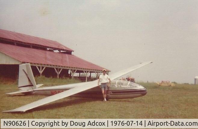 N90626, Let BLANIK L-13 C/N 025622, Photo taken at Chilhowee Gliderport, Benton, TN, 1976,
shortly after my solo flight in the same aircraft.