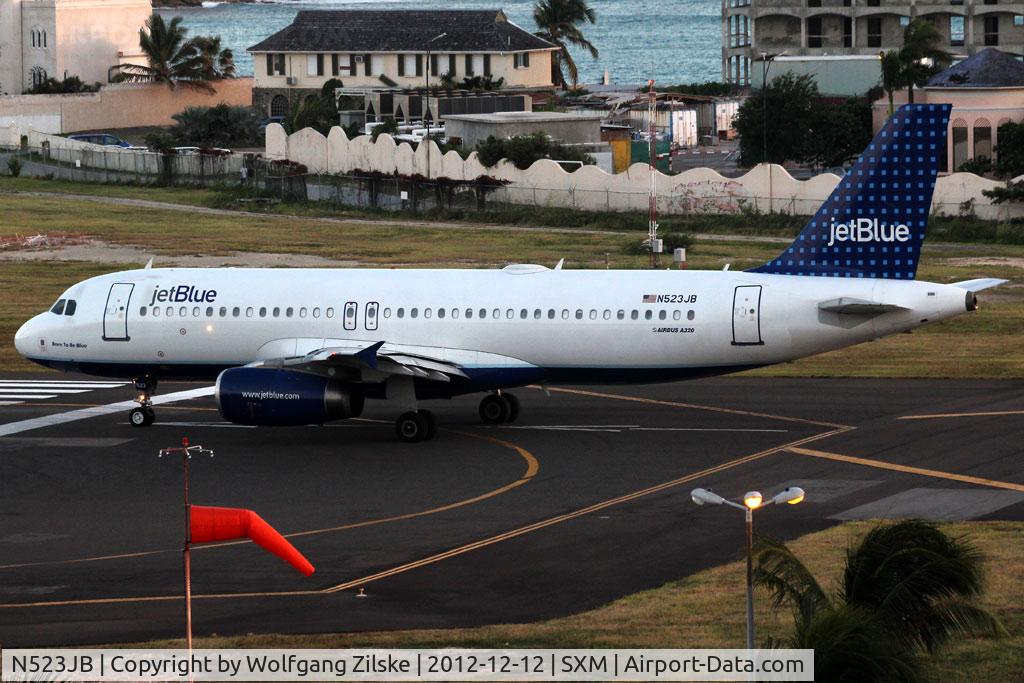 N523JB, 2001 Airbus A320-232 C/N 1506, From the balcony of the Sonesta Hotel