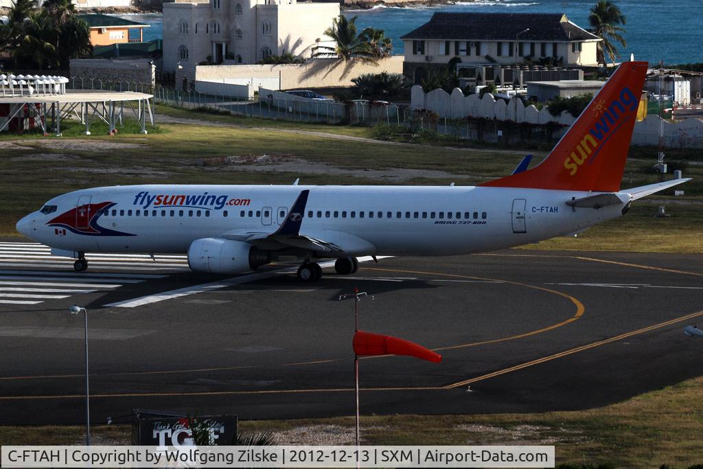 C-FTAH, 2004 Boeing 737-8Q8 C/N 29351, From the balcony of the Sonesta Hotel