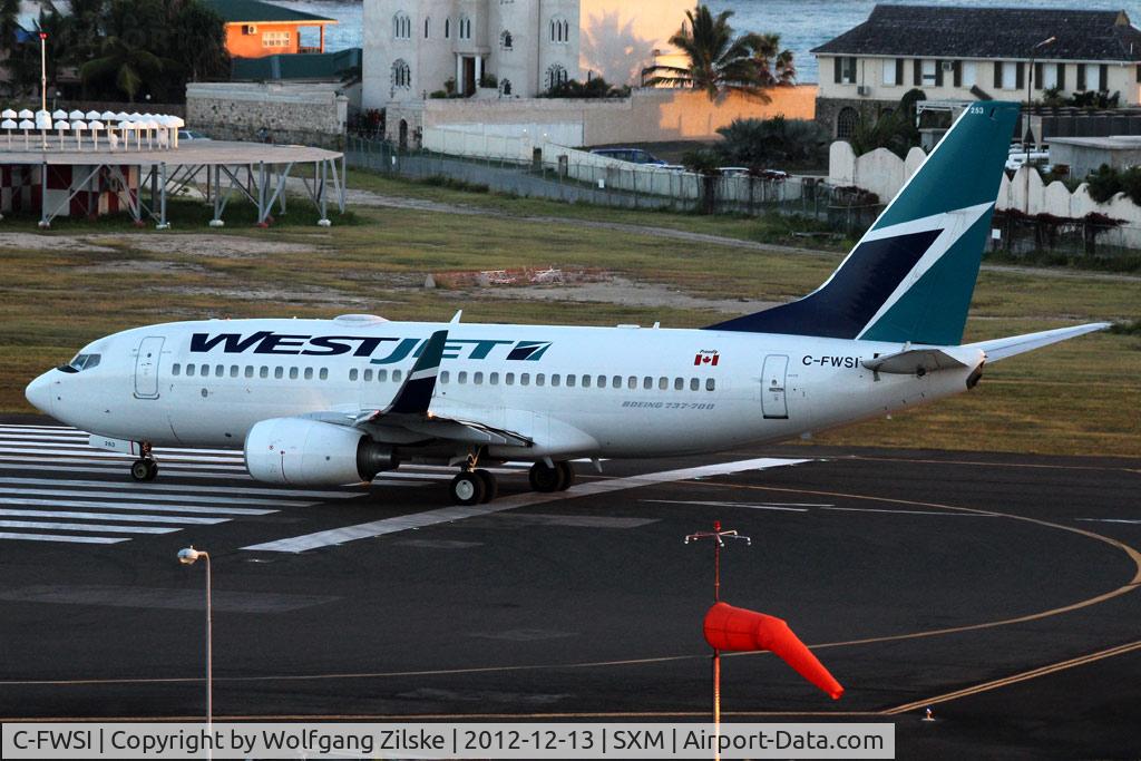 C-FWSI, 2009 Boeing 737-7CT C/N 36691, From the balcony of the Sonesta Hotel