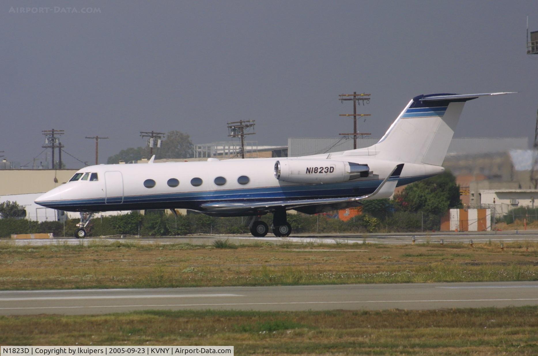 N1823D, 1969 Grumman G-1159 Gulfstream II SP C/N 59, Departing from Van Nuys