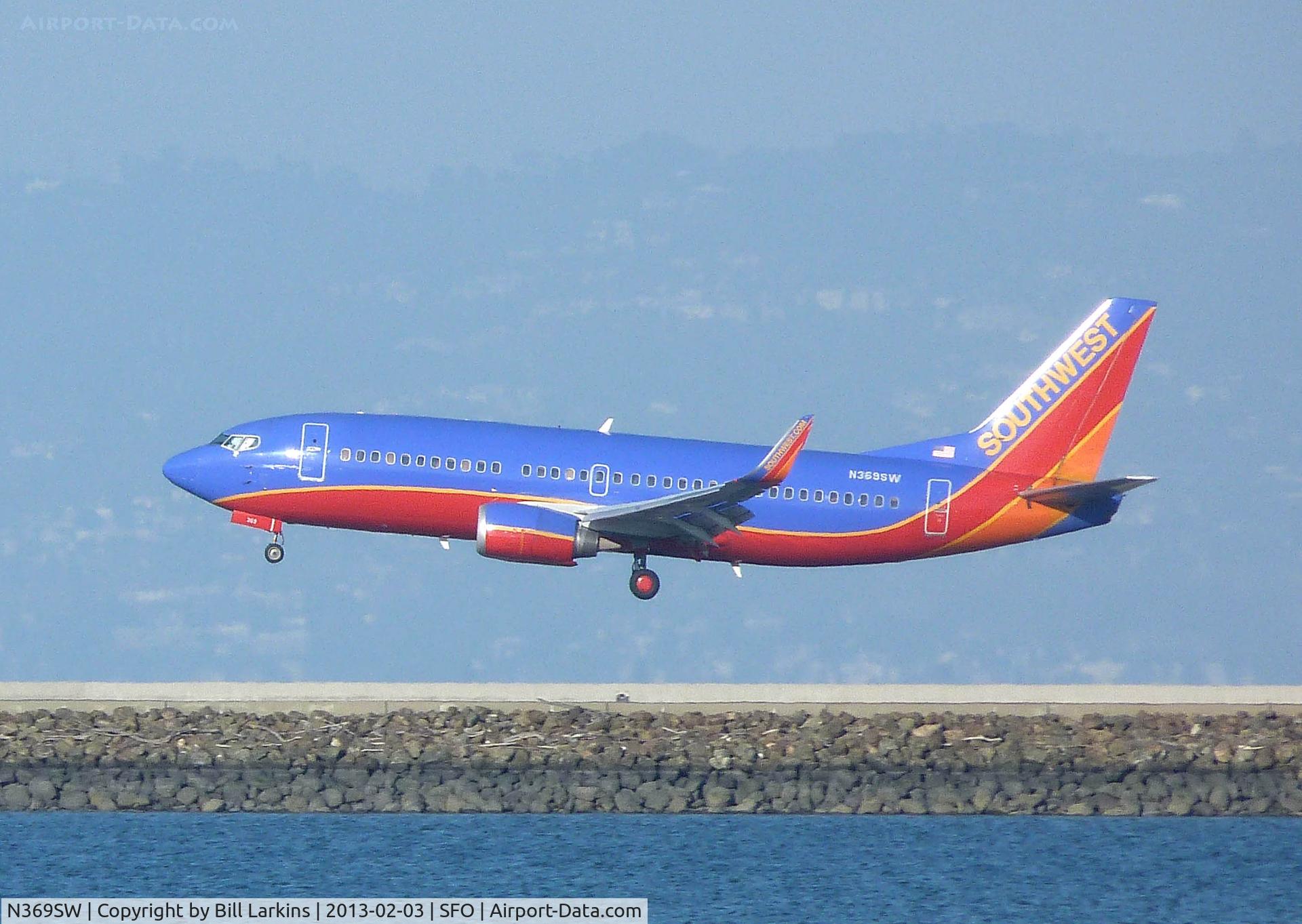 N369SW, 1993 Boeing 737-3H4 C/N 26580, Landing at San Francisco