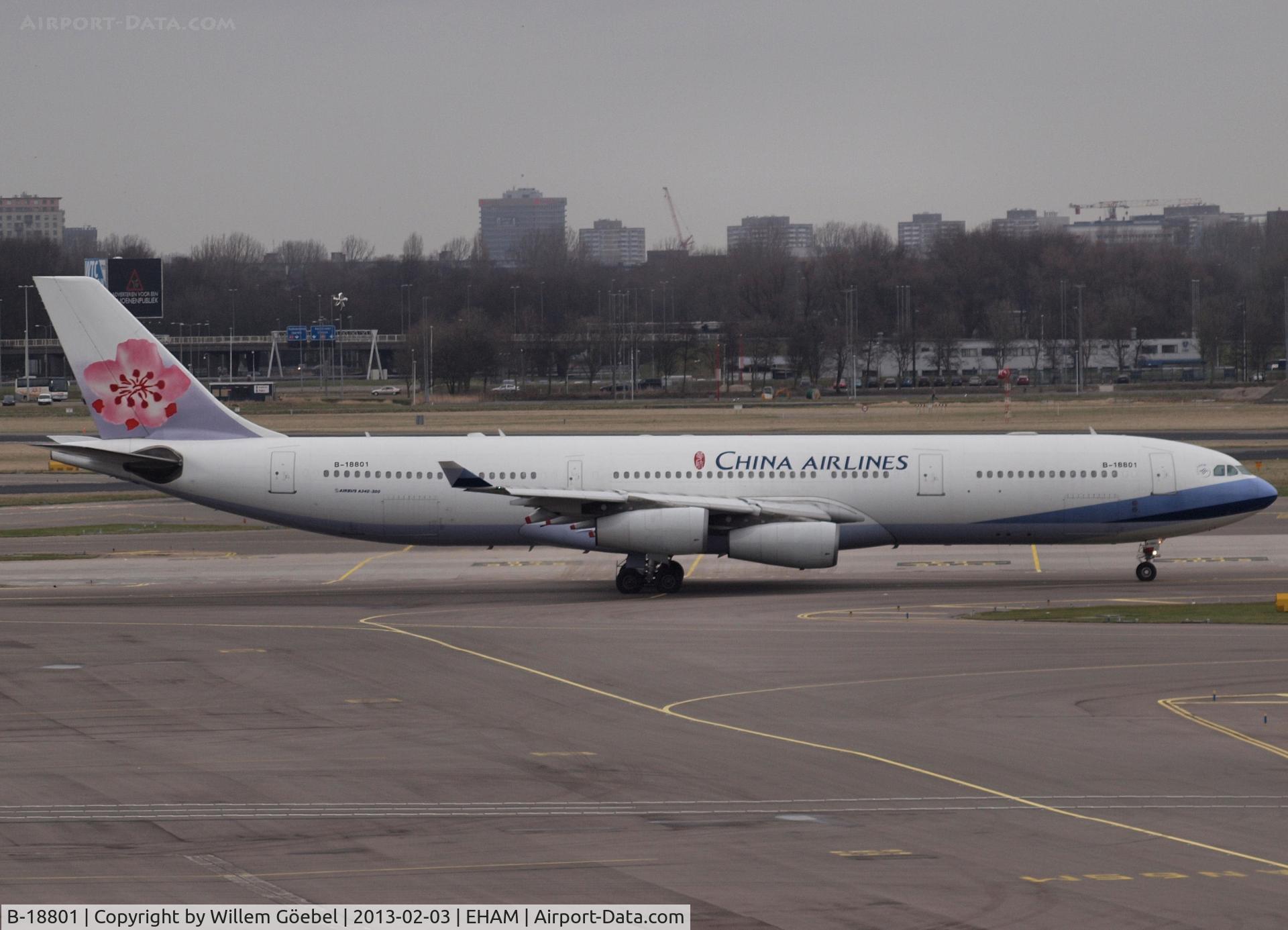 B-18801, 2001 Airbus A340-313 C/N 402, Taxi to runway 24 for take off