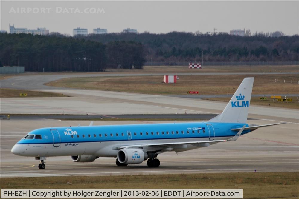 PH-EZH, 2009 Embraer 190LR (ERJ-190-100LR) C/N 19000319, KL1825 from AMS on taxi to stand 18 at terminal D
