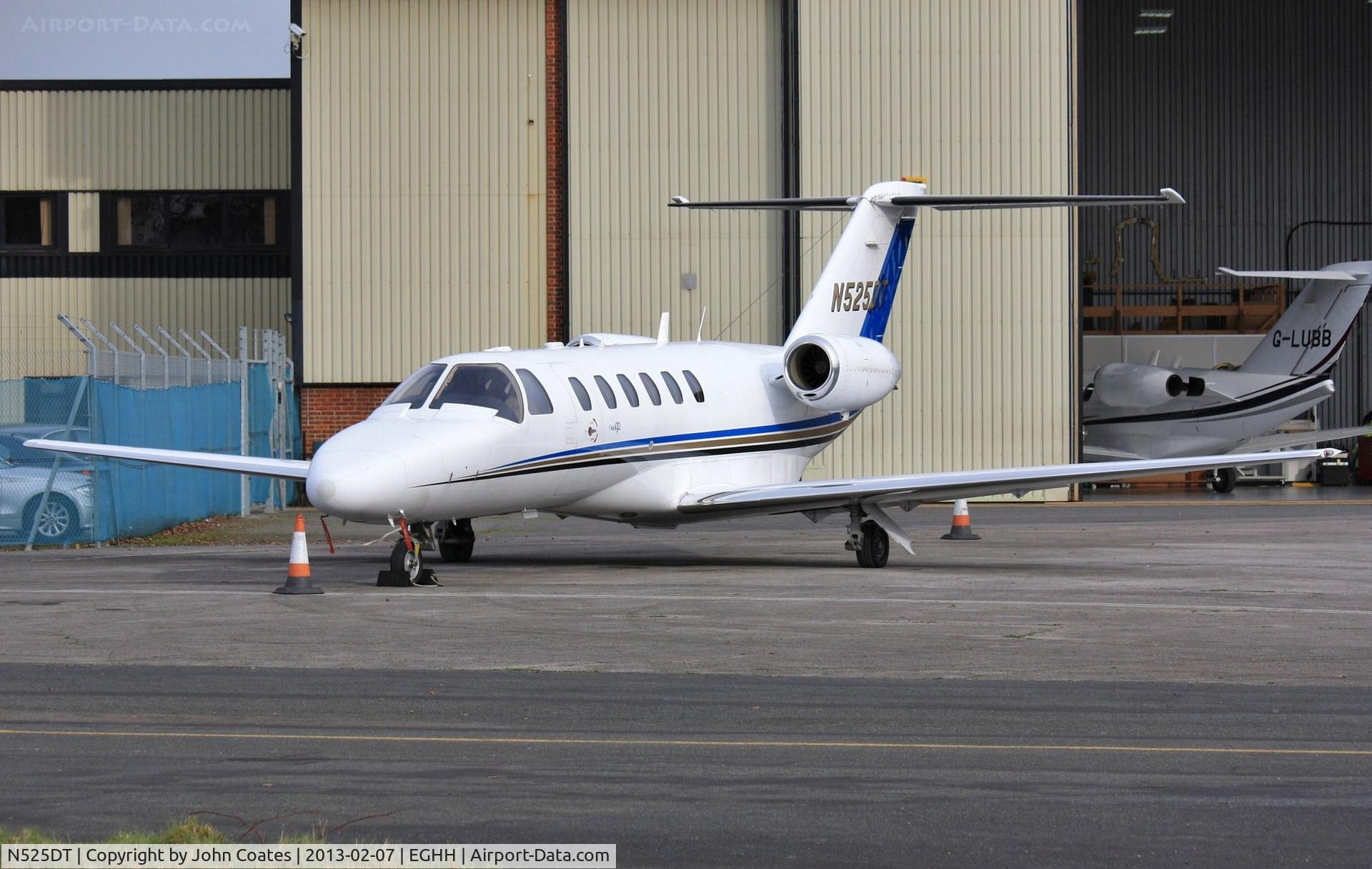 N525DT, 2000 Cessna 525A CitationJet CJ2 C/N 525A0003, Visiting Sigs.