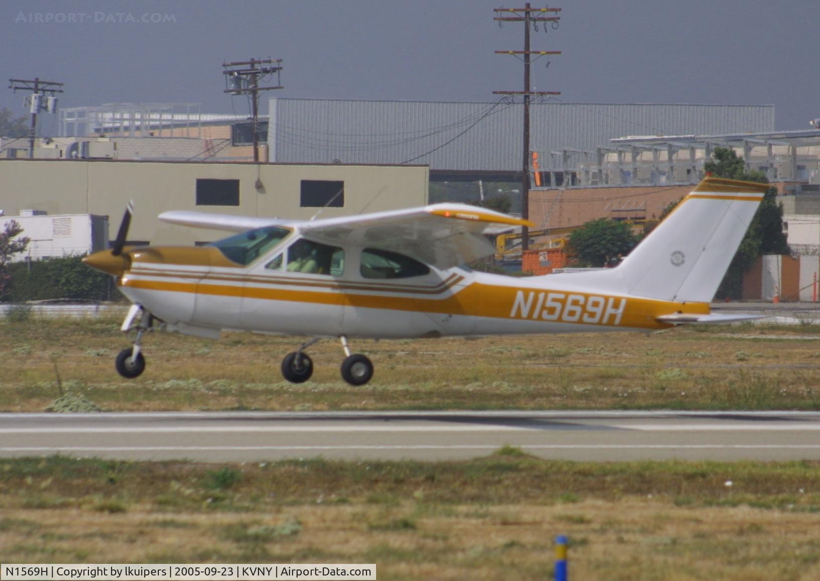 N1569H, 1975 Cessna 177RG Cardinal C/N 177RG0743, Landing on Van Nuys