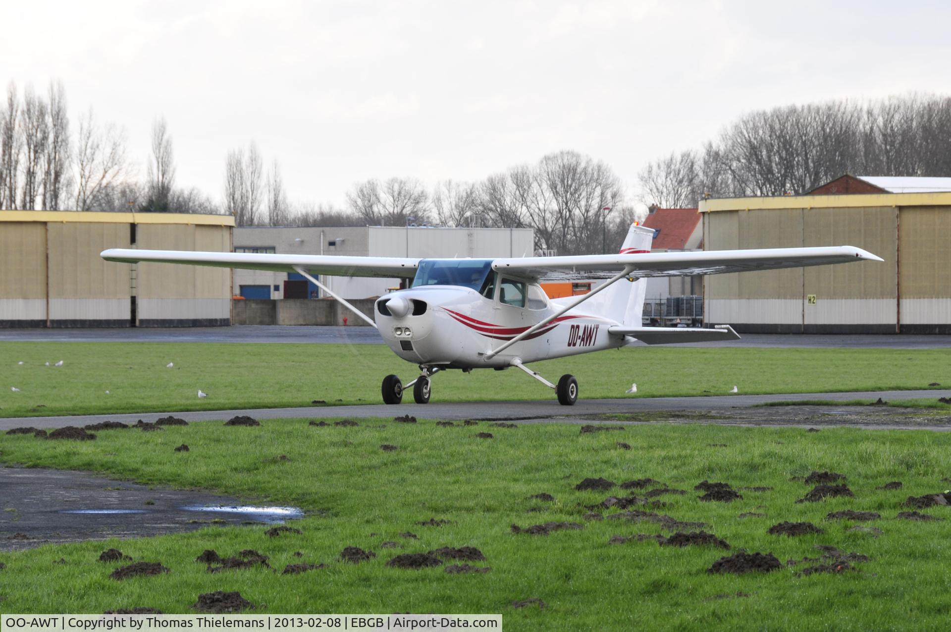 OO-AWT, 1975 Reims F172M II Skyhawk C/N 1236, taxiing