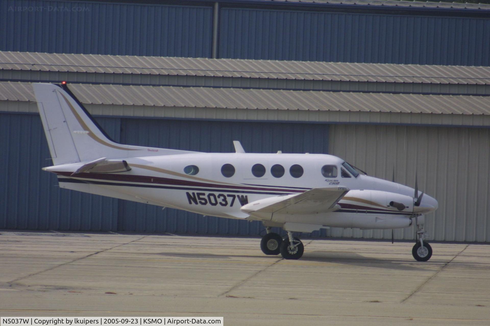 N5037W, 2001 Raytheon Aircraft Company C90A C/N LJ-1630, At Santa Monica Airport