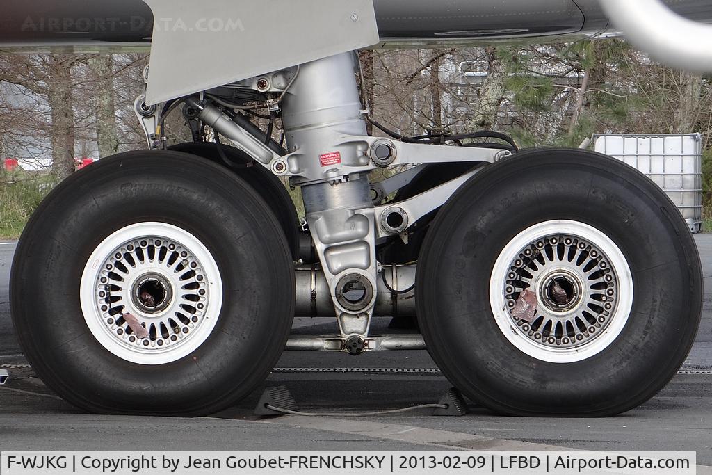 F-WJKG, 2000 Airbus A330-243 C/N 345, Sogerma tarmac