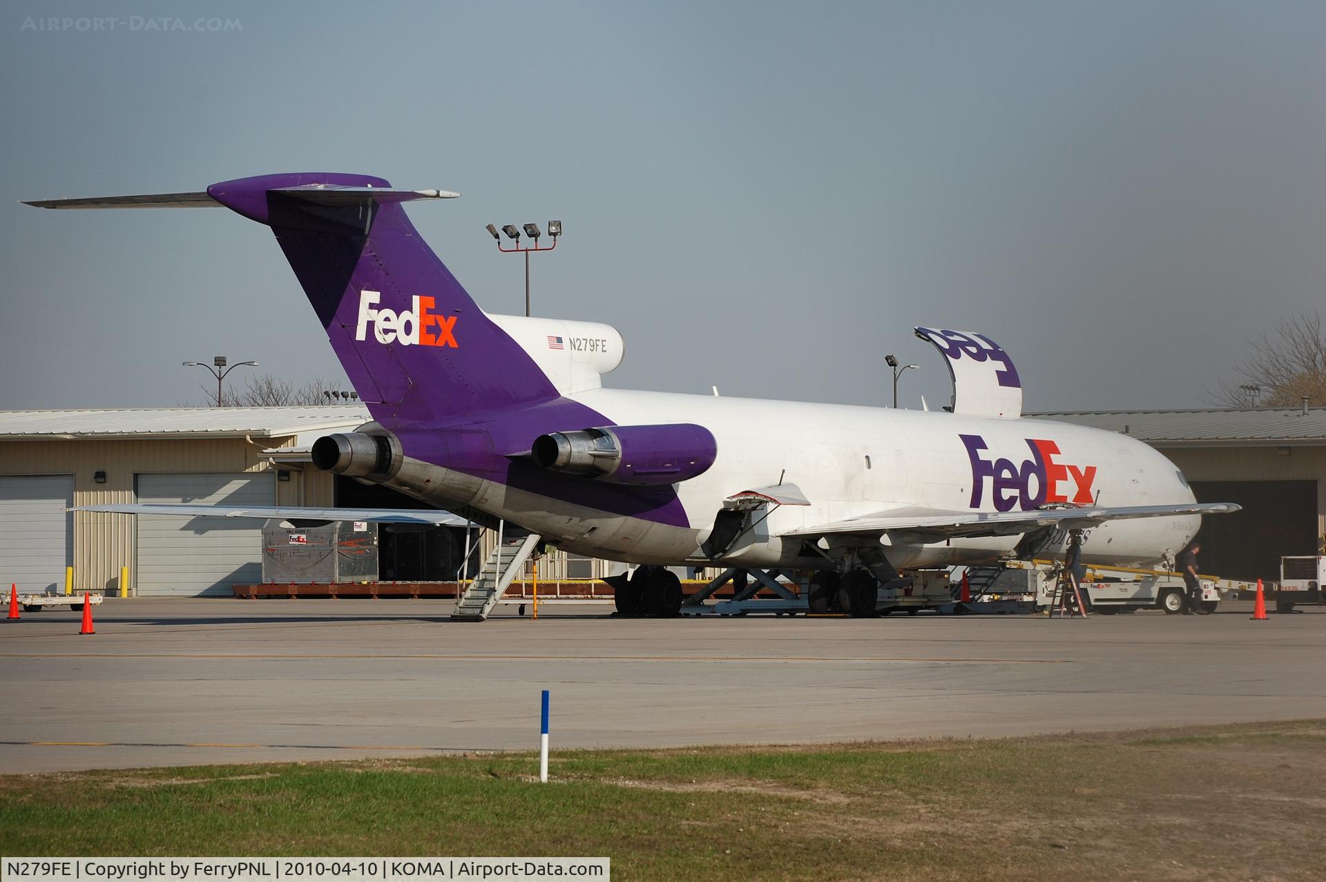 N279FE, 1981 Boeing 727-233F C/N 22346, Fedex B727 waiting for its parcels in OMA