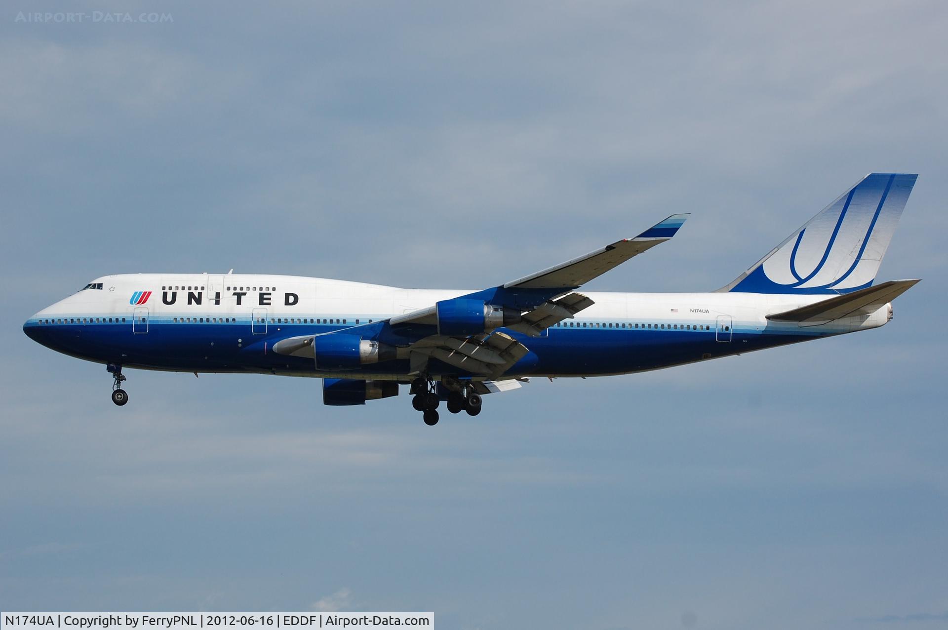 N174UA, 1990 Boeing 747-422 C/N 24381, UA B744 arriving over the highway