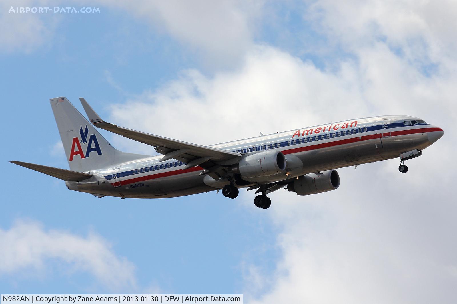 N982AN, 2009 Boeing 737-823 C/N 31067, American Airlines landing at DFW Airport