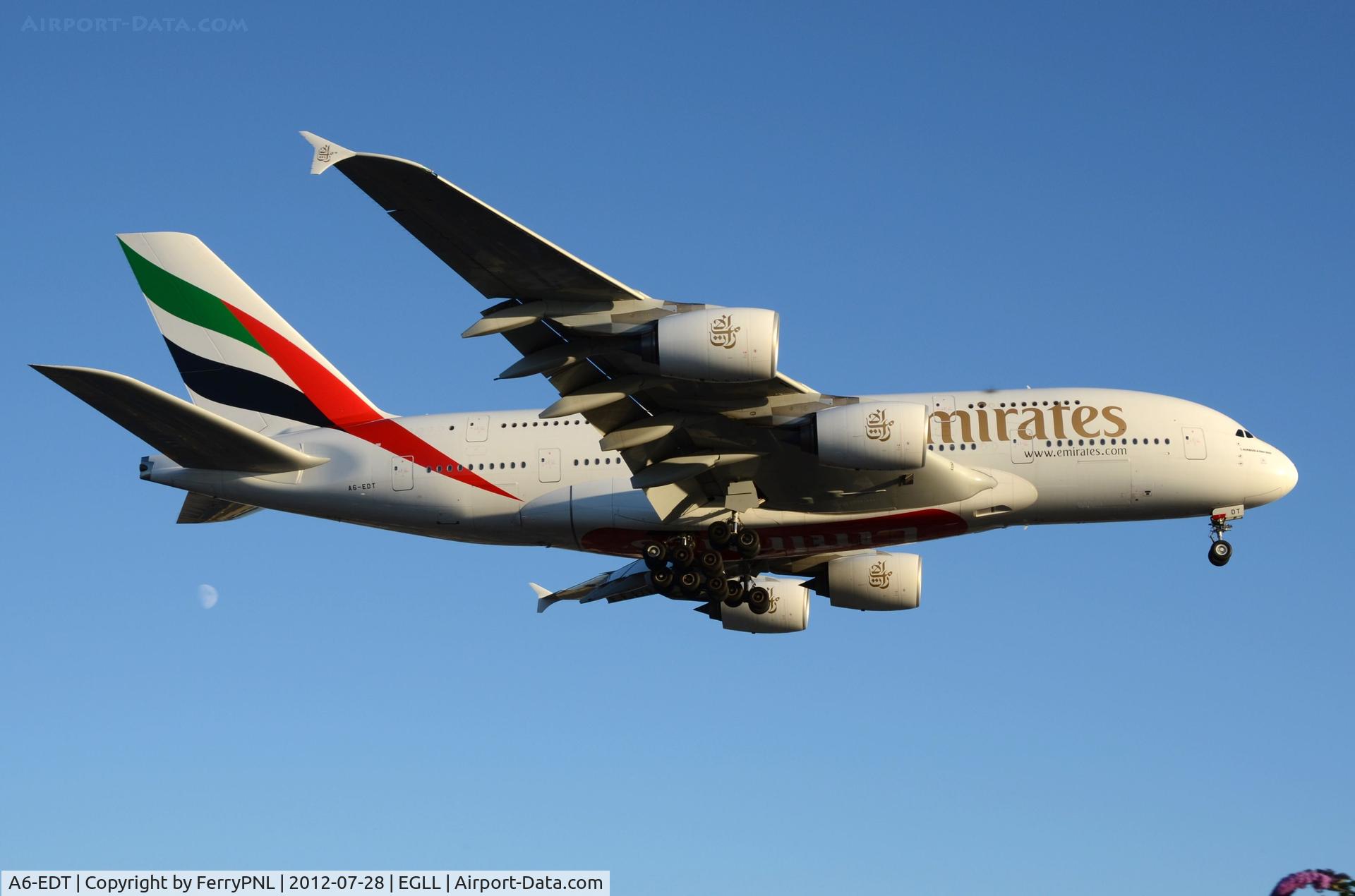A6-EDT, 2011 Airbus A380-861 C/N 090, Massive A388 landing
