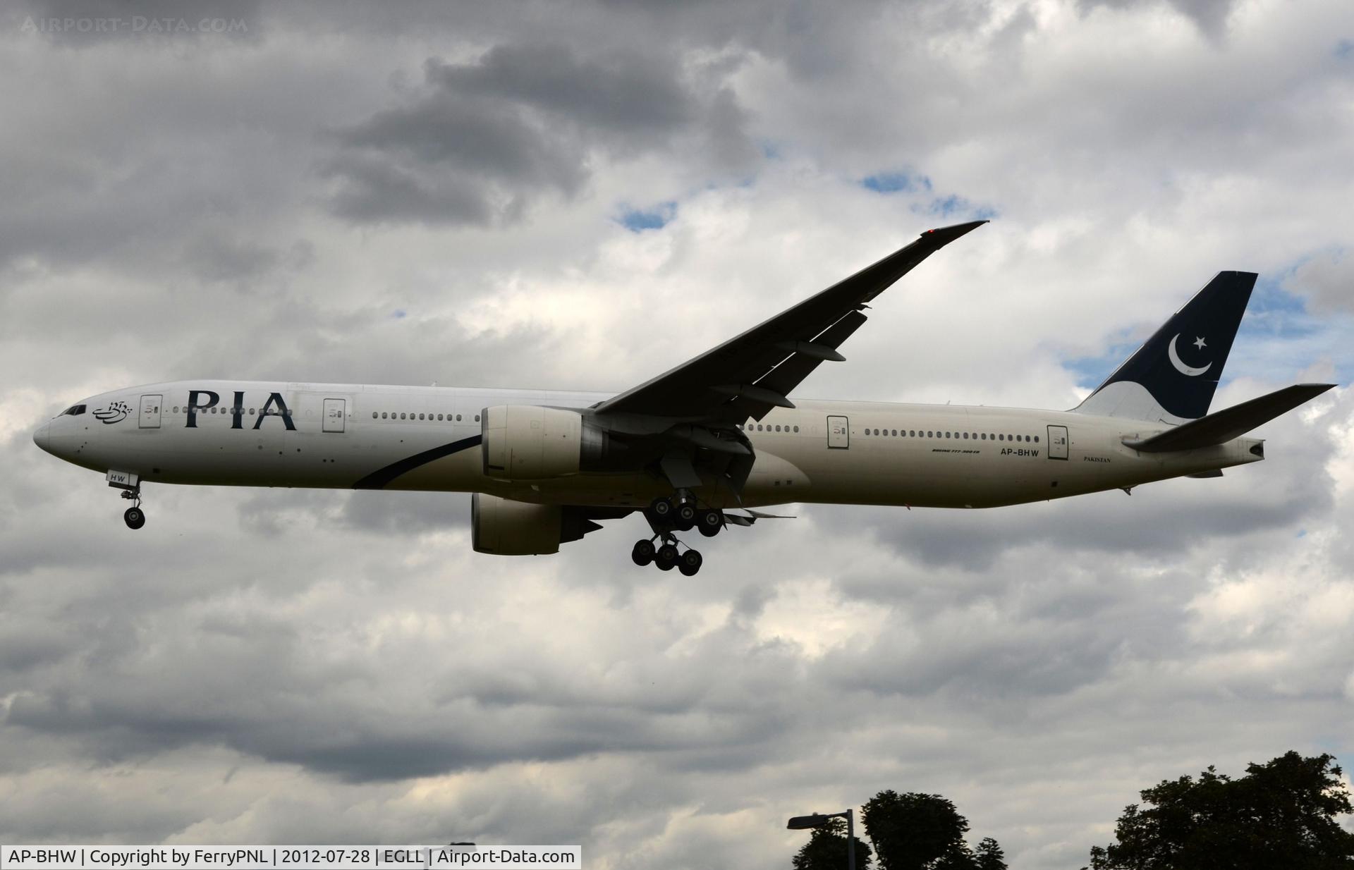 AP-BHW, 2007 Boeing 777-340/ER C/N 33779, PIA B773 landing