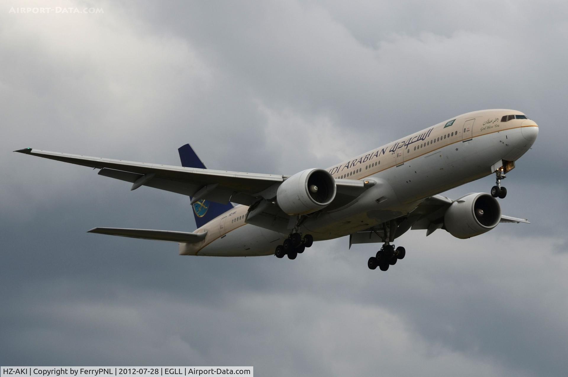HZ-AKI, 1998 Boeing 777-268/ER C/N 28352, Saudia B772 arriving