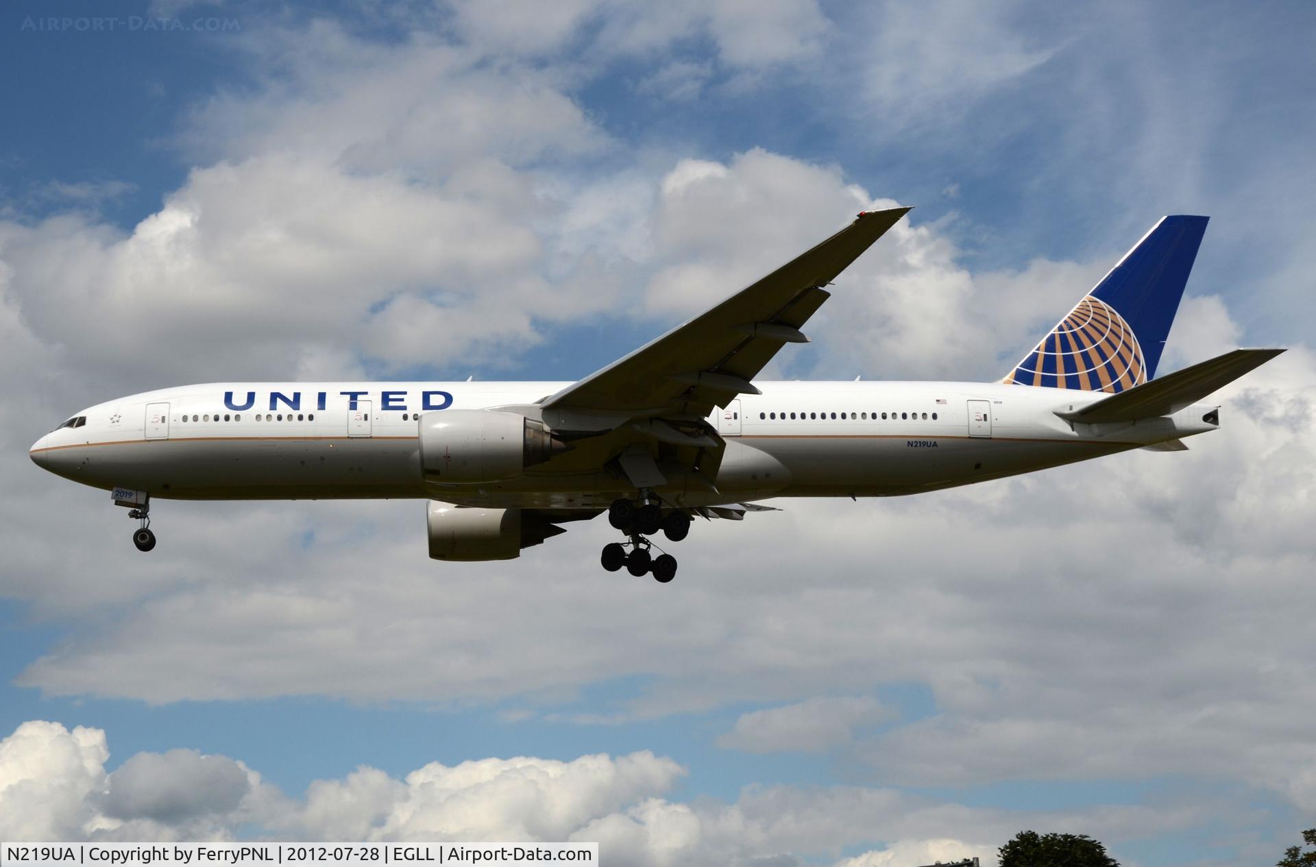 N219UA, 2001 Boeing 777-222 C/N 30551, UA B772 arriving in LHR