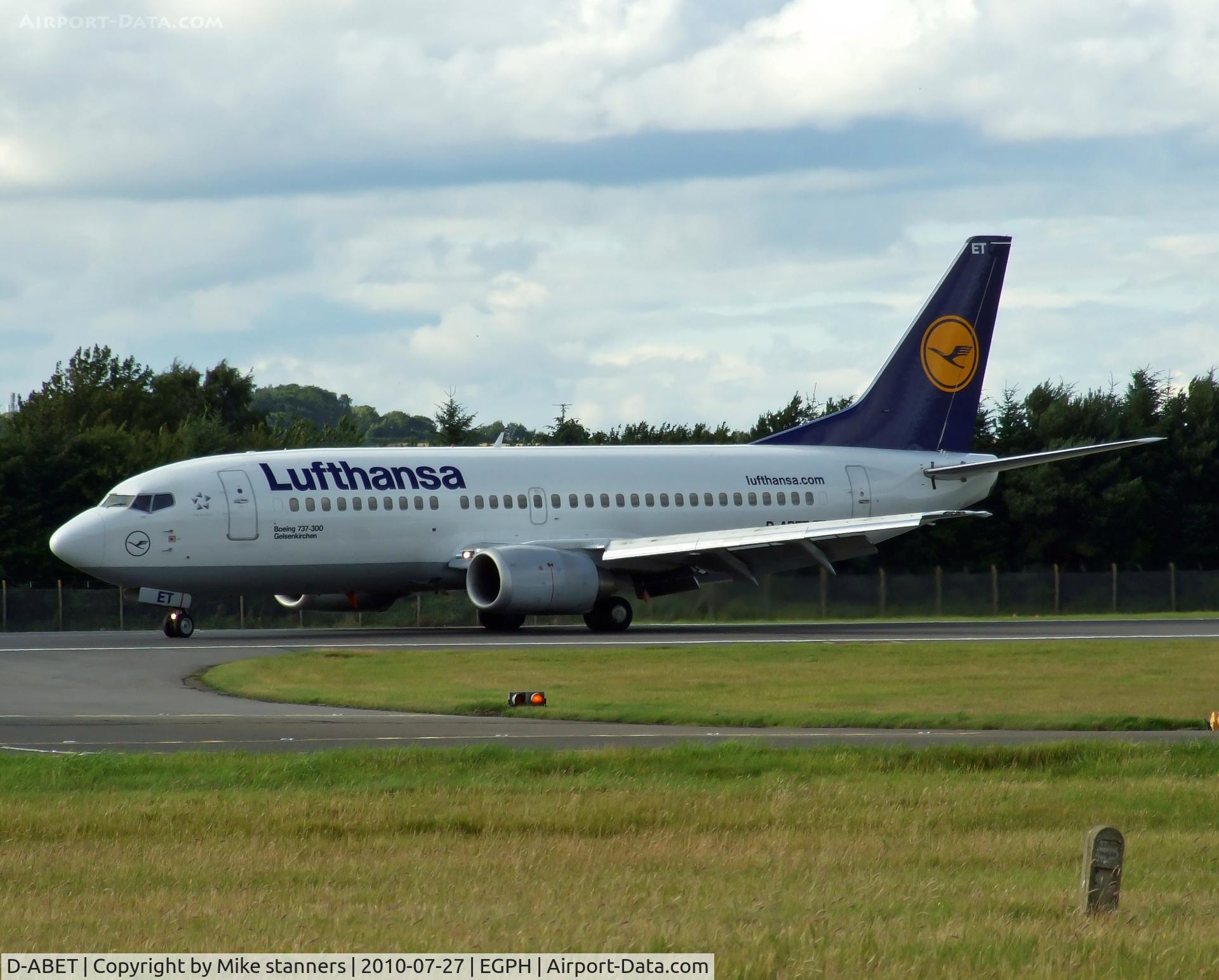 D-ABET, 1994 Boeing 737-330 C/N 27903, Lufthansa B737-300 rolls out on landing about to turn onto taxiway bravo 1