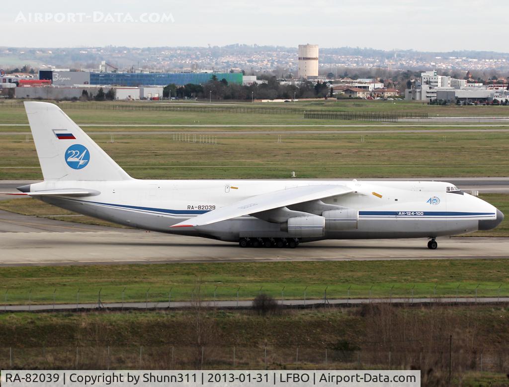 RA-82039, 1990 Antonov An-124-100 Ruslan C/N 9773052055082, Arriving from flight... Big logo on tail and additional 40th anniversary patch near cockpit...