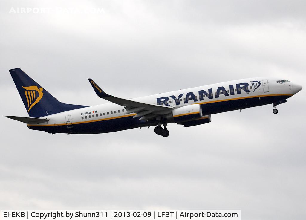 EI-EKB, 2009 Boeing 737-8AS C/N 38494, Taking off rwy 02