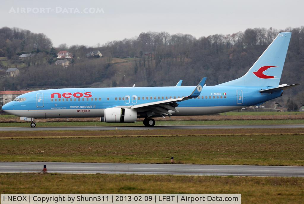 I-NEOX, 2004 Boeing 737-86N C/N 33677, Landing rwy 20 with additional 'Batasiolo' titles...