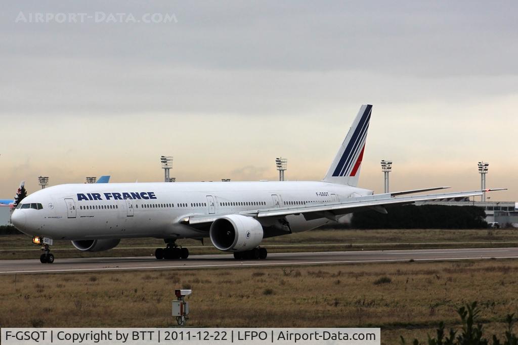 F-GSQT, 2007 Boeing 777-328/ER C/N 32846, Landing runway 26