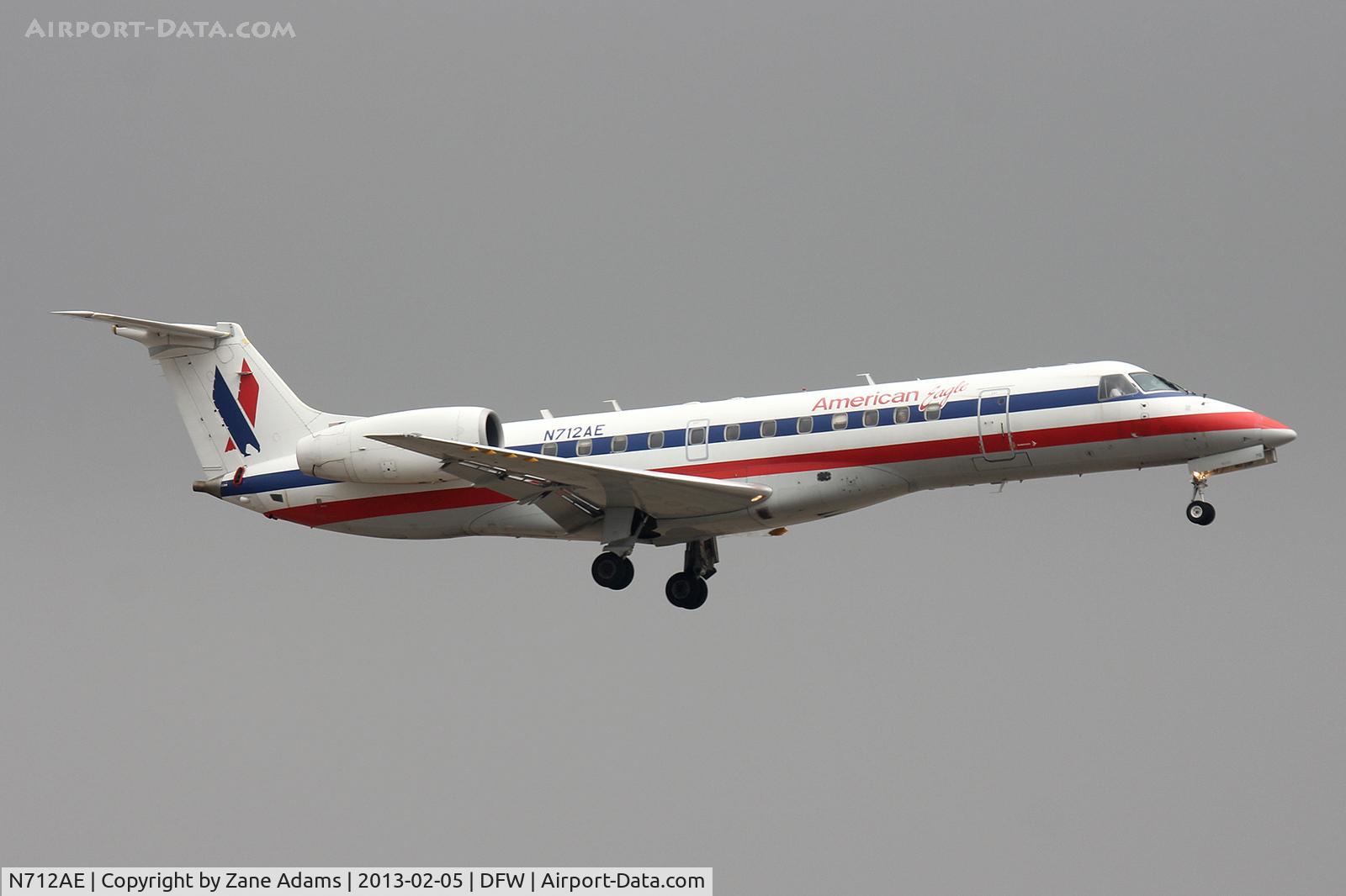 N712AE, 2000 Embraer ERJ-135LR (EMB-135LR) C/N 145247, American Eagle at DFW Airport