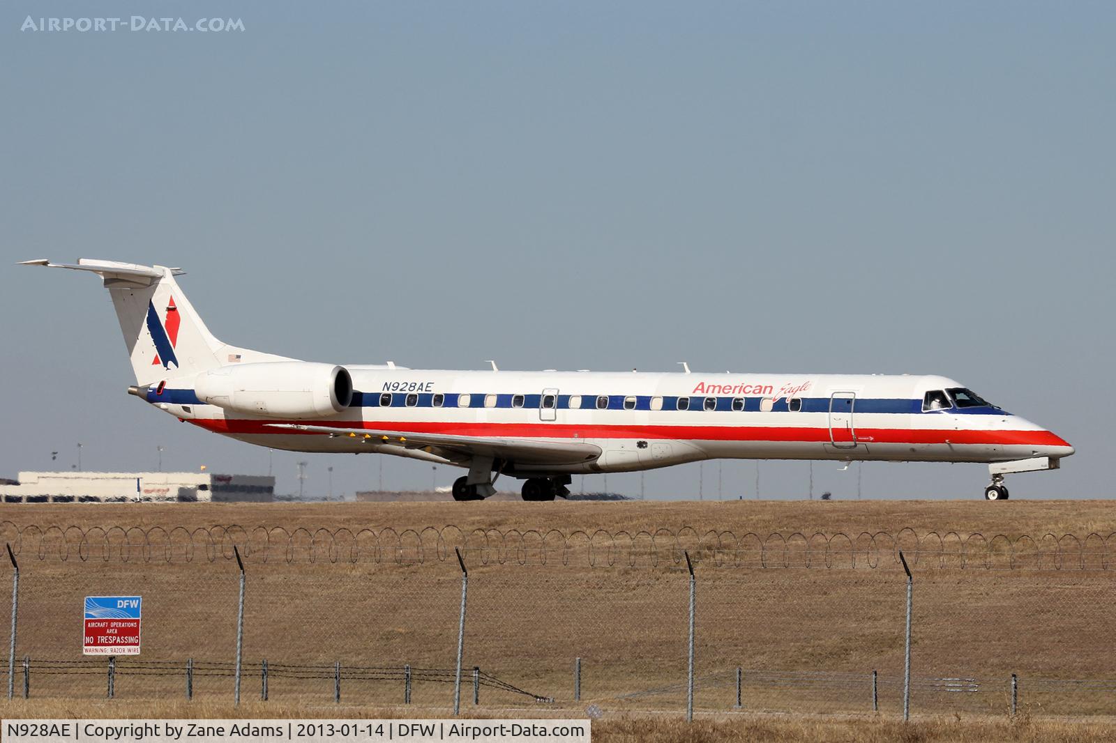 N928AE, 2005 Embraer Embraer EMB-145LR C/N 14500911, American Eagle at DFW Airport