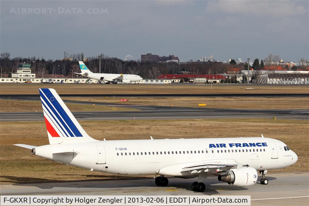 F-GKXR, 2009 Airbus A320-214 C/N 3795, Shuttle to CDG on taxi to rwy 26L....