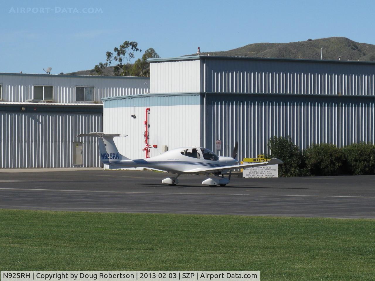 N925RH, 2002 Diamond DA-40 Diamond Star C/N 40.212, 2002 Diamond DA40 DIAMOND STAR, Lycoming IO-360-M1A+ 180 Hp, taxi off the active