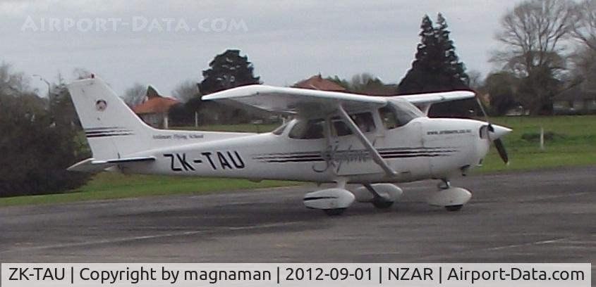 ZK-TAU, Cessna 172R C/N 17280637, Cropped picture on apron
